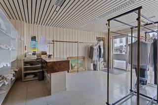 Immeuble solide comprenant un rez-de-chaussée commercial (+/- 120m²) avec un atelier adjacent (+/- 390m²), et 2 appartements au sommet. L'atelier...