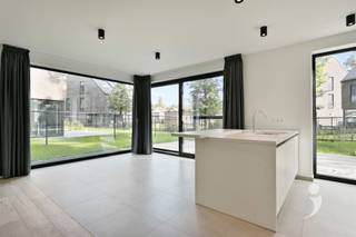 <p><span>Maisons récentes presque neutres en énergie (BEN) avec une architecture moderne dans un cadre verdoyant, boisé et calme juste à l'extérieur du centre de Tremelo.</span></p><p><span> </span></p><p><span>Par un joli hall d'entrée avec toilettes pour invités, vous entrez dans le grand et lumineux espace de vie par une porte en verre. Le coin salon à l'avant, équipé d'un parquet de qualité, d'un coin repas et d'une magnifique cuisine avec vue sur le jardin sur un sol en carrelage solide. La cuisine est équipée de tous les appareils encastrés nécessaires et dispose de nombreux espaces de rangement. À côté de la cuisine se trouve un grand débarras avec espace technique, buanderie et évier de drainage.</span></p><p><span> </span></p><p><span>Au premier étage, il y a un joli grand hall de nuit avec beaucoup de lumière naturelle, une chambre principale spacieuse et 2 jolies chambres d'enfants, des toilettes séparées et une salle de bain équipée d'une baignoire, d'un double lavabo et d'une douche à l'italienne. Le hall et les chambres sont également équipés d'un parquet de qualité.</span></p><p><span>Un escalier fixe vous mène à la chambre de grenier finie de 37 m². Le local technique est complètement séparé.</span></p><p><span>L'allée et la terrasse, ainsi que tout le jardin avant et arrière, sont entièrement paysagés.</span></p><p><span> </span></p><p><span>La maison est entièrement peinte, équipée d'un éclairage élégant et toutes les chambres sont équipées de rideaux.</span></p><p><span>En d'autres termes, cette maison est prête à emménager.</span></p><p><span> </span></p><p><span>En raison de l'étiquette énergétique faible (E17), la consommation est très basse. </span></p><p><span>La maison est équipée de chauffage au sol, de panneaux solaires et d'un système de ventilation D+ </span></p><p><span>Les toilettes sont reliées à un réservoir d'eau de pluie de 7500 litres</span></p><p><span>Des canalisations sont prêtes pour une station de recharge de voiture électrique.</span></p><p><span>En octobre 2022, un joli abri de jardin sera placé en thermopouce.</span></p><p><span> </span></p><p><span>Les frais mensuels pour l'entretien de la chaudière, etc. : 55 euros par mois.</span></p><p><span> </span></p><p><span>Disponible à partir du 1/08/2026</span></p><p><span>Intéressé ? Demandez votre visite via notre site internet !</span></p>