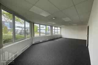 Kwalitatief kantoor van 244 m² met 241 m² magazijnruimte te huur.<br />Gelegen op slechts 700 m van de op- en afrit Sint-Agatha-Berchem van de Brusselse Ring (R0), met een vlotte ontsluiting naar de E40. De site is bovendien goed bereikbaar met het openbaar vervoer, met het station Groot-Bijgaarden op amper 400 m.<br /><br />De kantoorruimte geniet van veel natuurlijk lichtinval en is uitgerust met een kitchenette. Het magazijn is toegankelijk via een sectionale poort, wat zorgt voor een efficiënte logistieke werking.<br /><br />Het pand maakt deel uit van het <strong>Westpoint Business Park</strong>, dat beschikt over een ruime parking. Ideaal voor bedrijven die op zoek zijn naar een moderne, functionele en vlot bereikbare werkplek. <br /><br />Contacteer<strong> PANORAMA B2B</strong> voor bijkomende informatie, plannen of een vrijblijvend plaatsbezoek via<strong> 0477 09 00 09.</strong>