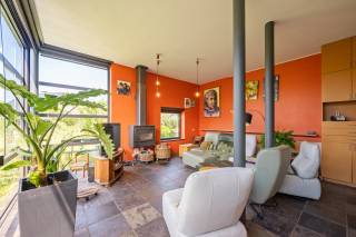Bent u op zoek naar een ruime, instapklare gezinswoning waar architectuur, comfort en energiezuinigheid perfect samenkomen? Dan is deze prachtige woning precies wat u zoekt.<br /><br />De woning in het kort:<br />- EPC B<br />- 4 slaapkamers<br />- 218 m2 bewoonbare oppervlakte met grote tuin<br /><br />De woning valt meteen op door haar vooruitstrevende architectuur, hoge plafonds en grote raampartijen die zorgen voor een uitzonderlijke lichtinval en een heerlijk ruimtelijk gevoel. De gezellige verzonken zithoek of zitkuil geeft de woonkamer een uniek en warm karakter. Dankzij de recente keuken, de vernieuwde badkamer, nieuwe ramen, zonnepanelen, centrale verwarming op aardgas en het gunstige EPC-label B geniet u bovendien van een zorgeloze en energiezuinige woonervaring.<br /><br />Op de eerste verdieping bevinden zich vier volwaardige slaapkamers, ideaal voor een gezin of voor wie extra ruimte wenst om van thuis uit te werken. De polyvalente ruimte op de kelderverdieping biedt tal van mogelijkheden als hobbyruimte, fitness, speelkamer of praktijkruimte.<br /><br />Ook buiten heeft deze woning heel wat te bieden. De prachtig aangelegde tuin met een ruim terras vormt de ideale plek om te ontspannen of gezellig te genieten met familie en vrienden. De dubbele carport zorgt bovendien voor voldoende parkeergelegenheid.<br /><br />Gelegen op een uitstekende locatie combineert deze woning rust met een vlotte bereikbaarheid naar winkels, scholen, openbaar vervoer en belangrijke invalswegen.<br /><br />Kortom, een instapklare woning met karakter, veel ruimte en een hoogwaardige afwerking, waar u jarenlang zorgeloos kunt wonen. <br /><br />Stedenbouw in aanvraag.