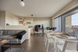 Dit zeer energiezuinig appartement combineert een knappe afwerking met een logische indeling. Gelegen op de zesde verdieping geniet je van rust, heerlijke lichtinval en een zalig uitzicht. De nabijheid van water is een absolute troef. Het appartement (65 m²) bestaat uit 1 slaapkamer en een grote leefkamer met in het verlengde het terras. Aan de keuken paalt een praktische berging met voorzieningen voor een wasmachine. Momenteel is het appartement verhuurd voor € 830/maand.Bij het appartement hoort een autostaanplaats die mee moet aangekocht worden voor € 30.000Bestuursmaatregelen in het maatregelenregister: in aanvraag