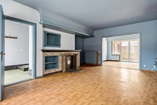 Ruime, te vernieuwen woning met 4 slaapkamers in centrum Schoten.  Inkomhal, woonkamer met toegang naar koer met westoriëntatie, keuken, apart toilet en badkamer.  Op de verdieping: 3 slaapkamers en badkamer.  Vaste trap naar 2de verdieping: ruime 4de kamer in L-vorm, met eventueel de mogelijkheid om 5de slaapkamer te maken.  Volgende zaken werden vernieuwd: ramen dd. 2020, cv condensatieketel, dak geïsoleerd 10cm.  Extra's: Kelderberging.  Stedenbouwkundige informatie in aanvraag.