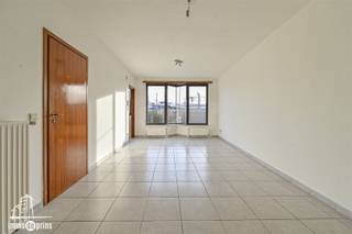 Cozy apartment in downtown Sint-Niklaas, near the train station. It includes an entrance hall, a living area, a new kitchen, a new bathroom...