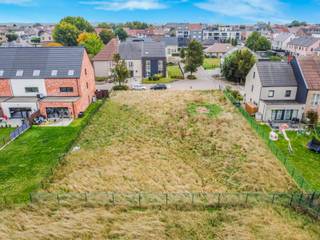 Immo Pické biedt U deze uiterst rustig en residentieel gelegen (doodlopende straat) perceel projectgrond aan voor de bouw van 3 woningen (2...