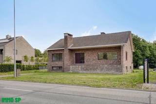 Te renoveren laagbouwwoning in centrum Heultje.Indeling gelijkvloers: We komen binnen via de inkomhal die meteen toegang biedt tot de ruime en...