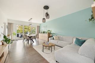 <p><span>Instapklaar 2-slaapkamerappartement met 2 terrassen en ondergrondse staanplaats in Edegem</span></p><p><span> </span></p><p><span>Op zoek naar een gezellig en instapklaar appartement op een gunstige locatie in Edegem?</span><span> Dan is dit leuke appartement aan de </span><span>Buizegemlei 90</span><span> zeker een bezoekje waard!</span></p><p><span> </span></p><p><span>Dit verzorgde appartement combineert </span><span>comfort, praktische ruimtes en aangename buitenruimte</span><span>. Dankzij de aanwezigheid van </span><span>twee terrassen</span><span>, één aan de voorzijde en één aan de achterzijde, kan je op elk moment van de dag genieten van een gezellig plekje in de buitenlucht.</span></p><p><span>De leefruimte sluit mooi aan bij de </span><span>gezellige, geïnstalleerde keuken</span><span>, waardoor je hier een aangename woon- en leefomgeving hebt. Het appartement beschikt over </span><span>twee slaapkamers</span><span> en een </span><span>extra grote berging</span><span>, ideaal voor wie graag voldoende opbergruimte heeft. Verder zijn er een </span><span>verzorgde badkamer</span><span> en een </span><span>apart toilet</span><span> aanwezig. De gemeenschappelijke kosten bedragen 130 eur (water, minuterie, blokpolis).</span></p><p><span> </span></p><p><span>Troeven op een rijtje</span></p><ul><li><span> </span><span>2 slaapkamers</span></li><li><span>Instapklaar</span></li><li><span> </span><span>Extra grote berging</span></li><li><span> </span><span>Terras aan de voorzijde én achterzijde</span></li><li><span> </span><span>Ondergrondse autostaanplaats</span><span> – bij aan te kopen voor </span><span>€20.000</span></li><li><span> </span><span>Elektrische installatie conform</span></li><li><span> </span><span>Asbestvrij</span></li><li><span> </span><span>Gunstig EPC-label C</span></li><li><span> Gelegen aan de </span><span>Buizegemlei 90 in Edegem</span></li></ul><p><span>Een ideale woning voor </span><span>starters, een klein gezin of wie comfortabel wil wonen met voldoende bergruimte en buitenruimte</span><span>.</span></p><p><span> </span></p><p><span>Kortom: een charmant en praktisch appartement met heel wat troeven, gelegen op een fijne locatie in Edegem. Zeker een bezoekje waard!</span></p><p><span> </span></p><p><span>Sven@home4you.be</span></p><p><span> </span></p>