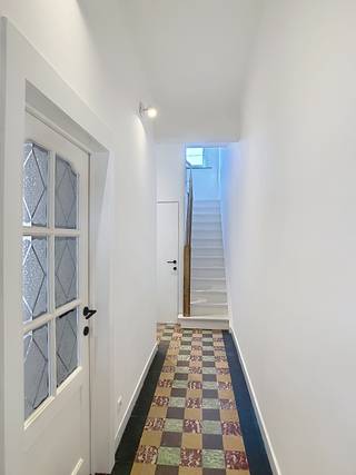 <p>This fully renovated three bedroom house for rent in the centre of Tienen combines modern comfort with an excellent location in a quiet residential street. The railway station, public transport, shops and schools are all within easy reach, making it an ideal home for everyday living.</p><p></p><p>The entrance hall welcomes you into a bright and inviting home. The spacious living room benefits from plenty of natural light and flows seamlessly into the open kitchen, creating a pleasant space for family life and entertaining. The ground floor also includes a guest toilet and a practical storage room. The basement provides additional storage as well as connections for a washing machine and tumble dryer.</p><p></p><p>The first floor offers two comfortable bedrooms. The second floor features a spacious third bedroom together with a bathroom fitted with a shower and toilet, offering a practical and well-structured layout.</p><p></p><p>Outside, you can enjoy a private terrace where you can relax in peace. The 1500L rainwater tank supplies the toilets, washing machine and an outdoor tap, helping to reduce water consumption.</p><p></p><p>The house is heated by gas and has an EPC rating of B, offering good energy efficiency and lower energy costs.</p><p>Available from 1 August. Monthly rent: 1200 euros.</p><p></p><p>If you are looking for a move in ready three bedroom house with a terrace in a central yet quiet location in Tienen, we would be delighted to welcome you for a viewing. Don’t hesitate—schedule your visit today via www.living-stone.be!</p>