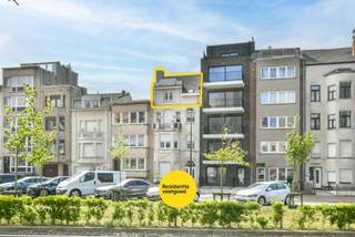Dit charmante en karaktervolle appartement in het hart van Blankenberge is de perfecte uitvalsbasis voor wie wil genieten van de zee en de sfeer van de kust. Gelegen in een kleinschalig gebouw zonder syndicus, biedt het een unieke combinatie van rust, lage kosten en een prachtig uitzicht op de dijk en de pier. Vanuit de woonkamer geniet u van het mooie uitzicht, wat dit appartement ideaal maakt als vakantieverblijf of investering aan de Belgische kust.<br /><br />Het appartement, gebouwd in 1930, heeft een bewoonbare oppervlakte van 54 m² en is volledig instapklaar. Het appartement is ingedeeld met een ruime woonkamer met aangrenzende keuken. Vervolgens is er een badkamer aanwezig met douche, lavabo en toilet. De slaapkamer is ruim en beschikt over ingemaakte kasten en een luik naar de zolder, wat extra opbergruimte biedt. <br /><br />Er is tevens een offerte beschikbaar is voor het plaatsen van twee warmtepompen met een buitenunit. Deze aanpassing zou zorgen voor een aanzienlijke verbetering van de energieprestatie en een sprong in het EPC naar label D, waardoor de renovatieplicht vervalt. Bovendien is er ook een EPC-simulatie aanwezig die dit verder kan aantonen. <br /><br />Dankzij de centrale ligging bevindt u zich op wandelafstand van de Zeedijk, het strand, winkels en gezellige horecazaken. Of u nu op zoek bent naar een tweede verblijf, een investering of een compacte woonst aan zee, dit appartement biedt alle troeven. Laat u verleiden door de charme van dit unieke pand en plan snel een bezoek!<br /><br />EPC 412 kWh/m² - Label E