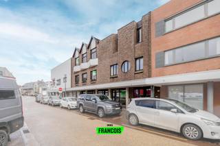 VEELZIJDIG PAND IN HET CENTRUM VAN MEULEBEKE - KANTOOR, CO-WORKING, HANDELSRUIMTE EN WOONMOGELIJKHEDEN <br /><br />Op zoek naar een pand met ruimte voor je onderneming én opbrengstmogelijkheden? Dit veelzijdige gebouw, gelegen op een centrale locatie nabij de Markt van Meulebeke, biedt een uitzonderlijke waaier aan mogelijkheden.<br /><br />Of je nu een kantoor, coworkingruimte, handelszaak, praktijk, opleidingscentrum of een combinatie van werken en wonen voor ogen hebt: dit pand laat zich flexibel invullen volgens uw behoeften.<br /><br />Het gebouw beschikt over ruime en polyvalente ruimtes, verdeeld over verschillende verdiepingen. De grote zalen bieden volop mogelijkheden voor onder meer:<br /><br /><ul><li>kantoren en bedrijfsruimtes<br /><br /></li><li>een coworkingconcept<br /><br /></li><li>vergader- en opleidingsruimtes<br /><br /></li><li>een praktijk of groepspraktijk<br /><br /></li><li>een dans-, yoga- of sportstudio<br /><br /></li><li>workshops, presentaties of groepsactiviteiten<br /><br /></li><li>een handels- of dienstverlenende activiteit<br /><br />Elke verdieping beschikt over eigen sanitair, wat zorgt voor een praktische en zelfstandige indeling.<br /><br />Een bijzondere troef is de mogelijkheid om professioneel gebruik te combineren met woongelegenheden. Denk bijvoorbeeld aan een eigen kantoor met woonmogelijkheid, een combinatie van wonen en ondernemen of een invulling waarbij verschillende functies binnen één gebouw worden samengebracht, steeds afhankelijk van de stedenbouwkundige mogelijkheden en voorschriften.<br /><br />De ligging nabij de Markt van Meulebeke zorgt ervoor dat klanten, medewerkers en bezoekers het pand gemakkelijk kunnen bereiken. Bovendien zijn er ruime parkeermogelijkheden in de onmiddellijke omgeving, een belangrijke troef voor een professionele bestemming.<br /><br />Dit is geen pand met één vastomlijnde bestemming, maar een flexibele ruimte die verschillende toekomstscenario's mogelijk maakt. Ideaal voor een ondernemer die ruimte zoekt, een professional die een eigen praktijk wil uitbouwen, een coworkingconcept wil realiseren of een combinatie van wonen en werken voor ogen heeft.<br /><br />Kom de mogelijkheden zelf ontdekken en laat u verrassen door de ruimte, indeling en veelzijdigheid van dit pand: mail 📧 tielt@immofrancois.be of bel 📞 051 47 48 47 om snel een bezoek in te plannen.</li></ul>