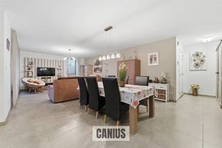 <p><span>APPARTEMENT ÉCONOME EN ÉNERGIE À VENDRE À GENK</span></p><p><span>Vous recherchez un appartement spacieux, confortable et économe en énergie, situé dans un endroit facilement accessible ? Cet appartement bien entretenu de pas moins de 125 m², situé au premier étage d’une résidence au 10 Gildelaan à Genk, allie un cadre de vie agréable à des matériaux de qualité, une abondante lumière naturelle et un agencement pratique.</span></p><p><span>Dès votre entrée, vous êtes accueilli dans un espace de vie spacieux et lumineux où de grandes baies vitrées procurent une agréable sensation d’ouverture. Vient ensuite la cuisine spacieuse, équipée de tout le confort nécessaire et offrant suffisamment d’espace pour cuisiner à votre guise et partager de bons moments autour d’un repas convivial.</span></p><p><span>Depuis l’appartement, vous accédez à une terrasse conviviale, un endroit idéal pour profiter du plein air en toute tranquillité. L’appartement dispose également d’un débarras pratique avec des placards intégrés, qui fait également office de buanderie.</span></p><p><span>La partie nuit comprend deux chambres à part entière et une salle de bains confortable équipée à la fois d’une baignoire et d’une douche à l’italienne. Il y a également des toilettes séparées pour les invités.</span></p><p><span>Cet appartement présente également de nombreux atouts en matière d’espaces de rangement et de stationnement. Au sous-sol de l’immeuble se trouve un parking souterrain, avec une place de parking incluse dans le prix de vente. L'appartement dispose également d'un débarras privé en sous-sol. Un local à vélos commun est prévu pour les vélos.</span></p><p><span>Le jardin commun convivial constitue un atout supplémentaire, où les résidents de la résidence peuvent se détendre dans un cadre verdoyant.</span></p><p><span>Grâce à l’excellente classe énergétique A, vous bénéficiez en outre d’un logement économe en énergie, alliant confort de vie et consommation énergétique efficace. L’appartement a été aménagé avec des matériaux de qualité et a toujours été bien entretenu, ce qui vous permet d’y vivre dans le plus grand confort.</span></p><p><span>Son emplacement constitue également une grande valeur ajoutée. Vous bénéficiez d’un emplacement idéal à proximité du centre de Genk, à seulement quelques minutes du centre commercial avec ses magasins, ses restaurants et ses commodités quotidiennes. Des écoles et les transports en commun se trouvent également à proximité. De plus, la résidence dispose d’un ascenseur, ce qui rend l’appartement facilement accessible.</span></p><p><span>Vous recherchez un appartement spacieux et économe en énergie à vendre à Genk, avec deux chambres, une terrasse, une place de parking souterraine et un emplacement idéal près du centre-ville ? Alors cet appartement bien entretenu situé au 10 Gildelaan vaut vraiment le détour !</span></p>