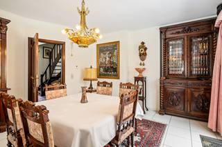 Rustig en groen wonen met alle ruimte voor het hele gezin? Deze verzorgde woning aan de Lode Baekelmanslaan 5 ligt in een rustige kindvriendelijke wijk in Kapellen, een gemeente die bekendstaat om haar vele bossen en natuurgebieden. <br /><br />De woning werd gebouwd in 1988 en biedt een bewoonbare oppervlakte van circa 172,5 m². Dankzij de ruime oprit, inpandige garage, royale leefruimtes en fraai aangelegde tuin vormt ze een aantrekkelijke thuis voor gezinnen die op zoek zijn naar rust, ruimte en privacy.<br /><br />Op het gelijkvloers kom je binnen via de ruime inkomhal. De gezellige leefruimte biedt plaats aan een volwaardig salon en een comfortabele eetkamer. Grote ramen zorgen voor veel natuurlijk licht en een mooi contact met de tuin.<br /><br />De afzonderlijke keuken is uitgerust met onder meer een kookplaat, dampkap, koelkast met vriesvak, microgolfoven en een dubbele spoelbak. Vanuit de keuken bereik je de ruime veranda.<br />Verder bevinden zich op het gelijkvloers een afzonderlijk gastentoilet en een inpandige garage.<br /><br />Op de eerste verdieping kan u drie volwaardige slaapkamers (18, 15 en 11 m²) terugvinden. De badkamer is ingericht met een bad, douche, dubbele wastafel en toilet.<br /><br />Een vaste zolderruimte zorgt voor extra praktische bergruimte. <br /><br />Buiten geniet je van een verzorgde, groene tuin met veel privacy.<br /><br />Troeven<br />+ Drie volwaardige slaapkamers<br />+ Ruime woning<br />+ Veranda aanwezig<br />+ Garage met oprit aanwezig<br />+ Leuke tuin met veel privacy<br />+ Ruime zolder aanwezig<br />+ TOP locatie<br /><br /><br />Heeft u interesse in deze mooie woning? Neem dan contact op met VB Vastgoed via 03 337 50 70 of info@vbvastgoed.be.