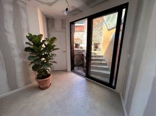<p><span>OPEN HUIS Woensdag 22/7 Deze woning is vrijblijvend te bezichtigen op woensdag 22 juli tussen 16u30 en 17u30. U bent van harte welkom! Deze volledig gerenoveerde en instapklare woning is uitstekend gelegen aan de Tervuursestraat in Leuven, op wandel- en fietsafstand van het historische stadscentrum, winkels, openbaar vervoer en alle nodige voorzieningen. De praktische indeling omvat op het gelijkvloers een inkomhal met gastentoilet, een gezellige woonkamer, een aparte eetkamer en een volledig ingerichte open keuken. Daarnaast beschikt de woning over een handige berging en een ruime kelder. Op de eerste verdieping bevinden zich een ruime slaapkamer, een moderne badkamer met ligbad, douche en lavabo, evenals een aparte wasruimte. De tweede verdieping telt nog twee volwaardige slaapkamers, waardoor de woning ideaal is voor een gezin, een koppel met extra ruimte of co-housing. De woning wordt voor de intrek van de huurders nog volledig geschilderd, zodat u kunt genieten van een frisse en verzorgde afwerking. Ze is onmiddellijk beschikbaar. Interesse? Kom vrijblijvend langs tijdens het open huis of neem contact met ons op voor meer informatie.</span></p>