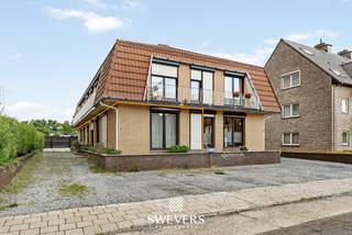 Voor meer info en foto’s, surf naar www.swevers.be – In het centrum van Houthalen-Helchteren vindt u dit instapklare gelijkvloerse appartement van 110 m², waar ruimte, comfort en een praktische ligging hand in hand gaan. Dankzij de centrale locatie bevinden scholen, winkels, restaurants en openbaar vervoer zich op wandelafstand. Het appartement maakt deel uit van een gebouw uit 1975, maar werd doorheen de jaren grondig opgefrist. In 2016 werden onder meer de keuken, de massieve parketvloer, de PVC-ramen met hoogrendementsglas en de verwarmingsketel vernieuwd. De badkamer kreeg in 2023 een moderne update. De indeling is overzichtelijk en functioneel. Vanuit de inkomhal bereikt u de lichtrijke woonkamer van 26 m², de vernieuwde keuken met ingebouwde toestellen, een aparte wasruimte, berging, badkamer, afzonderlijk toilet en de nachthal naar de drie slaapkamers. Deze kamers van respectievelijk 11 m², 9 m² en 7 m² bieden mogelijkheden als slaapkamer, bureau, dressing of hobbyruimte. Extra comfort wordt verzekerd door centrale verwarming, elektrische rolluiken en hoogrendementsglas. Ook aan bergruimte geen gebrek dankzij een private kelderberging van circa 8 m². Buiten beschikt u over een afgesloten garagebox én een private staanplaats, een belangrijke troef op deze centrale locatie. De snelweg bevindt zich op slechts 2,3 kilometer, terwijl ontspanningsmogelijkheden bereikbaar zijn op ongeveer 5,2 kilometer. Dit verzorgde appartement is ideaal voor wie gelijkvloers wil wonen zonder in te boeten aan ruimte, licht en bereikbaarheid. Voor meer informatie, bel 011 255 155. Bron bewoonbare oppervlakte: EPC – verslag.