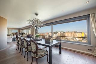 Zonnig instapklaar penthouse gelegen op het befaamde Zuid met een mooi zicht op het park.<br /><br />Entree met ingemaakte vestiaire en gastentoilet. Een royale en lichte leefruimte voorzien van een eiken houten vloer is onderverdeeld in een eetruimte en dubbel salon met open haard. Een open keuken met groot werkblad in graniet is voorzien van al het hedendaags comfort. Aanpalend een grote bijkeuken met aansluitingen voor was- en droogautomaat.<br />Ruime mastersuite met dressing en ensuite comfortabele badkamer. De tweede slaapkamer heeft ingemaakt kastenwerk en beschikt tevens over een eigen douchekamer.<br />Een lichte bureauruimte is het ideale thuiswerkkantoor tevens voorzien van ingemaakt kastenwerk.<br />Het domotica-systeem zorgt voor extra comfort door de draadloze bediening van verlichting en zonnewering. <br />Een grote troef is de unieke daktuin, inbegrepen in de prijs, waar men de dag door kan genieten van de zon. Het terras biedt een uitzonderlijk zicht op de stad en het park.<br /><br />Een ruime ondergrondse dubbele staanplaats wordt te koop aangeboden voor 80.000 euro. Twee bergingen zijn inbegrepen in de prijs. <br /><br />Wonen op het bruisende zuid met panoramisch zicht op het park en op wandelafstand van de Schelde, winkels en restaurantjes.