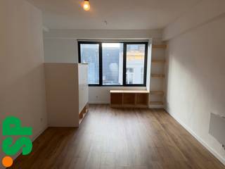 Gerenoveerde studio op de 3e verdieping van een pand op zeer centrale locatie.<br /><br />Indeling: inkom, ruime leefruimte met slaaphoek, keuken, badkamer met aansluitingen voor wasmachine..<br />De studio is in goede staat en is helemaal klaar voor een nieuwe bewoner.<br /><br />De gemeenschappelijke kosten bedragen € 100/maand (incl. waterverbruik).<br /><br />Zeer centraal gelegen nabij Astridplein en Centraal Station, het Operaplein en de Meir.<br /><br />EPC: 187 kWh/m².<br /><br />Meer info?<br />Contacteer het kantoor van IMMO SP in Antwerpen via info@immosp.be of 03 226 20 40.