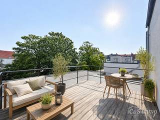 Mooi appartement op de tweede verdieping met een riant terras. Inkomhal, lichtrijke leefruimte (ca 37m²) met een open geïnstalleerde keuken. De moderne keuken is uitgerust met keramische kookplaat, oven, dampkap, vaatwasser en koelkast met vriesvak. Vanuit de keuken toegang tot het riante terras (ca.13m²) met een open en groen uitzicht. Ruime slaapkamer (ca 18m²) is gelegen aan de voorzijde De badkamer is voorzien van een toilet, inloopdouche en badkamermeubel. Ook is er een aparte berging (ca 3m2) met aansluiting voor wasmachine en droogkast. Dit appartement combineert comfortabel wonen met een gunstig energieverbruik dankzij het uitstekende EPC-label B. De goede energieprestatie vertaalt zich in lagere energiekosten, een aangenaam binnenklimaat en een duurzame meerwaarde op lange termijn. Ideaal voor wie op zoek is naar een moderne en toekomstgerichte woonst. Elektriciteit Conform. EPC B. Privatieve Cv op gas, dubbele beglazing. Kleinschalig gebouw. Fietsenberging aanwezig op de gelijkvloerse verdieping.