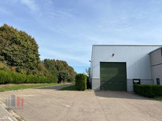 Multifunctional business site of 6,204 m² for rent, strategically located and ideal for companies looking for a combination of office space, storage capacity, and residential accommodation.<br />The site comprises a ready-to-use storage space of +/- 1,800 m² with a clear height of 6 meters, equipped with two sectional doors, a rolling bridge, three-phase electricity, and gas connection—perfectly suited for various logistics or industrial applications.<br /><br />Adjacent to this is a bright office space with all modern comforts, including sanitary facilities, kitchen facilities, internet, and natural light, contributing to a pleasant working environment. In addition, there is a ready-to-use apartment, suitable as a caretaker's residence or staff accommodation.<br /><br />This versatile site combines functionality, space, and comfort in one location and is an excellent opportunity for companies with growth ambitions.<br />Ample parking is available on fully fenced grounds. The site is available immediately and conveniently located in Sint-Truiden, just minutes from the E314 motorway, providing easy access to Hasselt, Leuven, and the surrounding regions.<br /><br />Contact PANORAMA B2B for additional information, plans, or a no-obligation site visit at 0474 17 17 15.