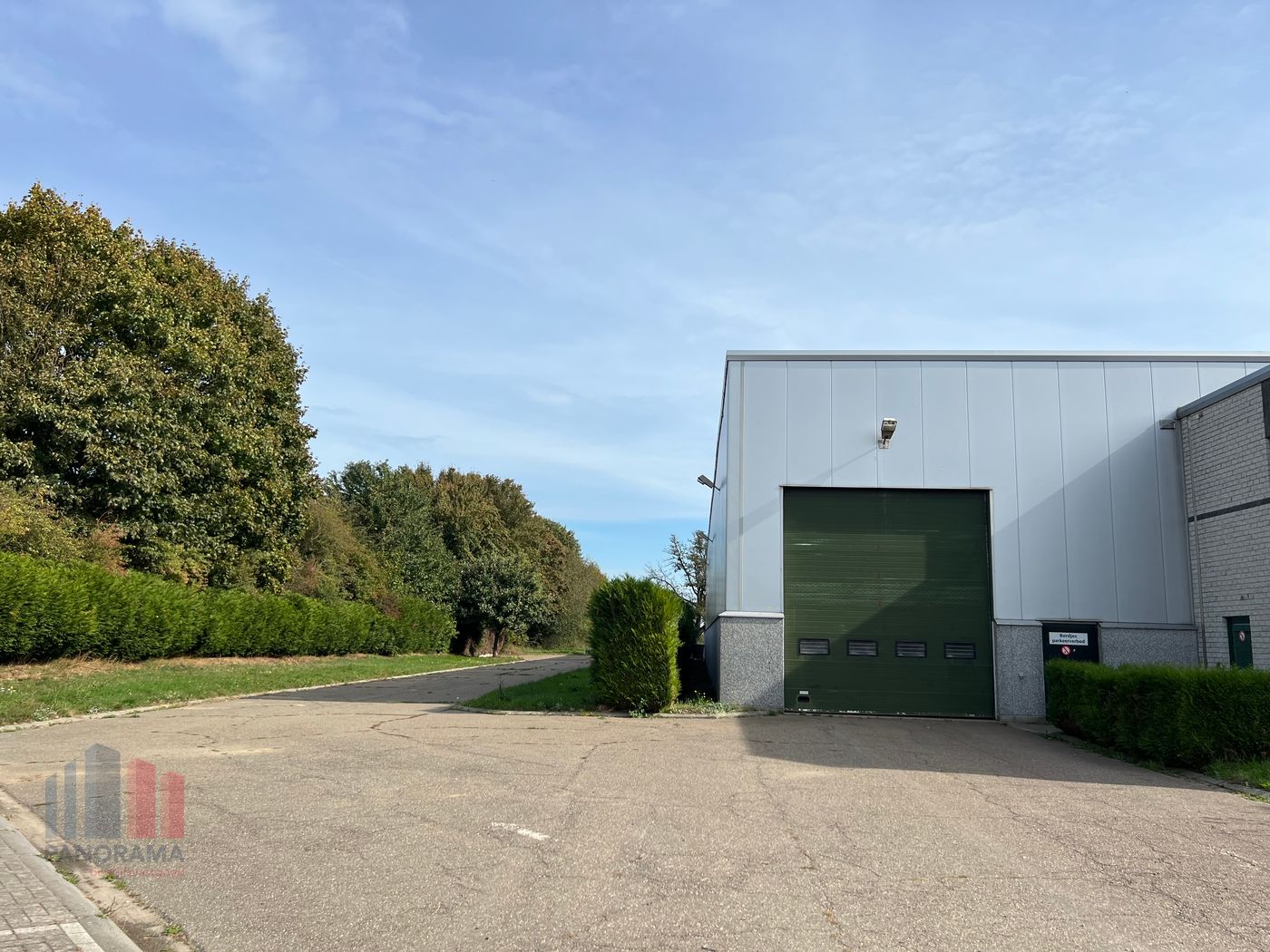 Local commercial prêt à l'emploi avec bureaux et logement, situé à un emplacement stratégique - photo 3