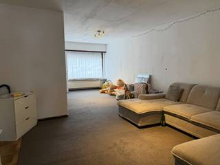 In het centrum van Achterbroek gelegen rijwoning met 2 ruime slaapkamers, tuin en uitpandige garageGELIJKVLOERS- Inkomhal op een tegelvloer met een...