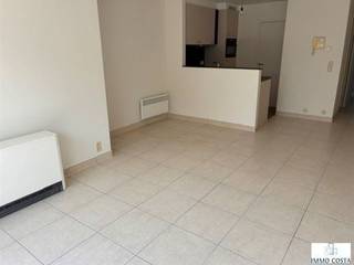 Ruim en aangenaam ongemeubeld appartement op de eerste verdieping van Residentie Carthago, gelegen op een gunstige locatie dicht bij het centrum. Het appartement beschikt over een ruime en lichtrijke living met halfopen keuken en biedt toegang tot een zuidgericht terras aan de voorzijde. Daarnaast is er ook een terras aan de achterzijde, zodat u op verschillende momenten van de dag van de buitenruimte kunt genieten. Verder omvat het appartement een inkomhal, een apart toilet, een badkamer met dubbele lavabo en ligbad met douche en twee ruime slaapkamers. Een comfortabel en lichtrijk appartement met een praktische indeling, twee terrassen en een uitstekende ligging nabij het centrum. De huurprijs bedraagt € 875 per maand, met daarnaast € 60 maandelijkse kosten.