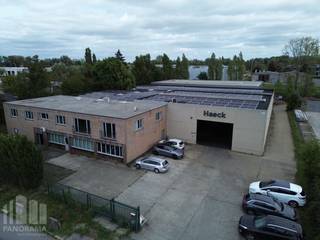 Op een ruim en volledig verhard bedrijfsterrein van +/- 4.588 m² bevindt zich dit veelzijdige bedrijfsgebouw met een totale bebouwde oppervlakte van +/- 2.532 m². De bedrijfssite omvat ruime atelier-/productieruimte, kantoren, parkeergelegenheid en een ruime verharde koer- en buitenruimte.<br /><br />Vooraan op de site bevindt zich een afzonderlijk kantoorgebouw van +/- 528 m², verdeeld over twee verdiepingen van elk +/- 264 m² voorzien van alle nodige nutsvoorzieningen.<br /><br />De achterliggende atelier-/productieruimte van +/- 2.268 m² beschikt over een vrije hoogte van 10 meter en is uitgerust met onder meer rolbruggen, een compressor met persluchtcircuit en een vat van 1.000 liter. Voor de elektriciteitsvoorziening is een transformator van 600 kVA aanwezig, afgezekerd op 450 kVA.<br />De loods is voorzien van verwarming op stookolie, verlichting en de nodige nutsvoorzieningen. De verwarmingsinstallatie omvat drie stookolieketels: één ketel van 40 kW voor de kantoren en twee ketels van elk 60 kW voor het magazijn. Daarnaast is er een bovengrondse dubbelwandige mazouttank van 5.000 liter aanwezig. Er is een ondergrondse betonnen opslagtank (voor koelemulsie) van 1000 L (met olie/vet afscheider).<br /><br />Buiten beschikt de bedrijfssite over een verharde parking en een ruime verharde koer aan de achterzijde en zijkant, wat zorgt voor een praktische inrichting en voldoende manoeuvreerruimte. Daarnaast zijn er twee regenwaterputten van elk 20.000 liter aanwezig.<br /><br />De bedrijfssite is gelegen te Ieper, op het bedrijventerrein Ieperleekanaal. De locatie geniet een vlotte bereikbaarheid via de N369/N313 en bevindt zich op korte afstand van de A19 richting Kortrijk en Ieper.<br /><br />Contacteer PANORAMA B2B voor bijkomende technische inlichtingen, plannen of een vrijblijvend plaatsbezoek op het nummer 0460 97 66 66.