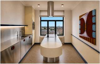 Vlak bij Wiels en het Park van Vorst bevindt zich dit karaktervolle appartement binnen het project 'Van Haelen', in het iconische erfgoedgebouw Guillaume Van Haelen 1. Ontworpen door architect Léon Van Sichelen in 1936 en nu volledig gerenoveerd, met respect voor de oorspronkelijke “paquebot”-architectuur en een hedendaagse, verfijnde afwerking.<br /><br />Het appartement bestaat uit een ruime leefruimte, keuken met eetkamer, hoofdslaapkamer, tweede slaapkamer, badkamer, apart toilet, inkomhal en terras.<br /><br />Massief parket. Verkoop op plan, volledig afgewerkt en geschilderd opgeleverd bij akte, inclusief verlichting en gordijnen. Contacteer ons om het project en de materiaalstalen te ontdekken.