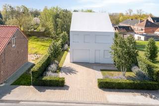 <p>Droom je van rustig wonen in het groen? Deze bouwgrond in het landelijke Waarbeke biedt een unieke kans om jouw eigen woning te realiseren.</p><p>Het perceel heeft een oppervlakte van 4a30 en een straatbreedte van 13,62 m, ideaal voor een open bebouwing met ruimte en privacy.</p><p>De verkavelingsvergunning bepaalt volgende bouwvoorschriften:</p><ul><li><p>Kroonlijsthoogte: max. 6 m bij hellend dak, 6,5 m bij plat dak</p></li><li><p>Bouwbreedte: max. 8 m</p></li><li><p>Bouwdiepte: max. 12,5 m</p></li></ul><p>De ligging combineert landelijke rust met een vlotte bereikbaarheid naar winkels, scholen en openbaar vervoer. Een ideale locatie voor wie op zoek is naar een bouwgrond in Geraardsbergen in een groene en rustige omgeving.</p><p>Interesse? Neem gerust contact op voor meer informatie.</p>