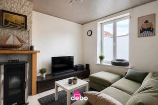 Bent u op zoek naar een gezellige, instapklare en energiezuinige woning? Dan is deze charmante woning in Harelbeke zeker een bezoek waard!<br /><br /><strong>Bezoekmoment op zaterdag 27 juni van 13u00 tot 14u30, mits afspraak.</strong><br /><br />Bij het binnenkomen wordt u verwelkomd in een aangename en lichtrijke leefruimte die naadloos aansluit op de open keuken. De praktische indeling zorgt voor een optimaal wooncomfort en een gezellige sfeer.<br />Verder beschikt de woning over:<br />1 volwaardige slaapkamer<br />Een moderne badkamer uitgerust met een inloopdouche en een tweede toilet<br />Een aparte berging/wasruimte met extra opbergruimte<br />Een vaste trap naar de zolder, die tal van mogelijkheden biedt als opslagruimte of verdere inrichting<br />Buiten geniet u van een gezellig terras waar het heerlijk vertoeven is tijdens zonnige dagen.<br />Dankzij de energiezuinige eigenschappen en de instapklare afwerking is deze woning ideaal voor alleenstaanden, koppels of investeerders die op zoek zijn naar een zorgeloze aankoop.<br /><br />Troeven:<br />- Instapklaar<br />- Zeer energiezuinig<br />- Zonnepanelen<br />- Aangenaam terras<br />- Centrale ligging in Harelbeke<br /><br />Interesse? Contacteer ons vandaag nog voor een bezoek en ontdek zelf de charme van deze woning!