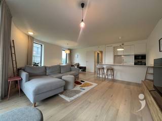 <p><span>Ruim en lichtrijk 2-slaapkamerappartement te huur in Herent</span></p><p><span>Op een uitstekende locatie in Herent bevindt zich dit ruime en verzorgde appartement op de eerste verdieping. Dankzij de gunstige ligging vlak bij het station van Herent, de autosnelweg en op fietsafstand van het centrum van Leuven, geniet u van een goede bereikbaarheid.</span></p><p><span>Het appartement beschikt over een ruime en lichtrijke leefruimte die naadloos aansluit op een open en volledig uitgeruste keuken voorzien van alle hedendaagse comfort. Vanuit de leefruimte heeft u toegang tot een groot terras waar u in alle rust kunt genieten van het buitenleven.</span></p><p><span>Verder zijn er twee volwaardige slaapkamers, een badkamer uitgerust met een ligbad, douche en dubbele lavabo, evenals een privatief toilet.</span></p><p><span>Voor een energiezuinig verbruik is het appartement voorzien van een moderne warmtepomp.</span></p><p><span>Dit appartement is de ideale woonst voor wie op zoek is naar ruimte, comfort en een centrale ligging met vlotte verbindingen naar Leuven, Brussel en de omliggende gemeenten.</span></p><p><span> </span></p><p><span>Interesse? Vraag een bezoek aan via onze website.</span><span> </span></p>