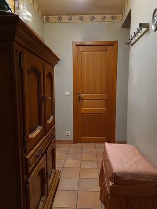 Appartement met 2 slaapkamers  en garage.Indeling: op het 1ste verdiep (lift aanwezig): inkomhal, woonkamer, ingerichte keuken, badkamer met bad,...