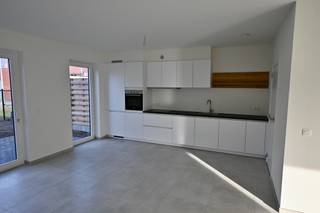 Ruime nieuwbouwwoning met 4 tot 5 slaapkamers . Indeling : Inkomhal , apart toilet , woonkamer met open keuken , berging .Verdieping 1 : 3...