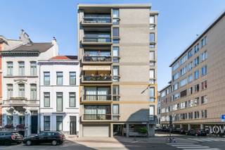 <p>Dit appartement bevindt zich op een absolute toplocatie in Antwerpen (2018), op wandelafstand van de <span><span>Meir</span></span>, het <span><span>Mechelseplein</span></span> en het <span><span>Zuid</span></span>. Je geniet hier van alle voordelen van het stadsleven, terwijl je tegelijk vlot de stad in en uit kan.</p>
<p>Dankzij de tramhalte om de hoek en de vele <span><span>Velo Antwerpen</span></span>-stations in de buurt, verplaats je je moeiteloos doorheen de stad. Voor wie houdt van postcode 2018 is dit zonder twijfel een ideale ligging: nabij het stadscentrum, met parken, winkels en gezellige horeca op wandelafstand.</p>
<p>Het gebouw, opgetrokken in betonstructuur, telt zes verdiepingen. Het appartement bevindt zich op de vijfde verdieping.</p>
<p>De lichtrijke leefruimte met sierhaard bevindt zich aan de voorzijde en geeft toegang tot een aangenaam terras. Aansluitend is er een aparte, volledig geïnstalleerde keuken met ingemaakte kasten.</p>
<p>Verder beschikt het appartement over drie slaapkamers, waarvan één momenteel ingericht is als bureau. De badkamer is uitgerust met een ruime inloopdouche en een dubbele lavabo.</p>
<p>Kortom: een bijzonder aangename woonst op een toplocatie.</p>
<h3><strong><span>Troeven:</span></strong></h3>
<h3><span>-Uitstekende ligging</span></h3>
<h3><span>-Lift conform</span></h3>
<h3><span>-Kelderberging</span></h3>
<h3><span>-Terras</span></h3>
<h3><span>-AREI conform</span></h3>
<h3><span>-EPC B<br /><br />-Vraagprijs = richtprijs</span></h3>
<p>Gemeenschappelijke kosten: €333/maand (incl. water, verwarming en gas)<br /><br />Attesten (EPC, asbest, EK) zijn beschikbaar via onze website: https://jamar.immo/</p>
<p>Wg, Gvv, Gvg, Gmo, Gvkr, Niet gelegen in overstromingsgevoelig gebied, Geen Worg, Geen vermelding in het maatregelenregister</p>