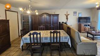 Deze woning beschikt op het gelijkvloers over een inkomhal, een berging, een keuken en een grote loods van 345m². <br /><br />Op de eerste verdieping bevinden zich de living met zithoek en eetplaats, een keuken, een berging, een apart toilet, 2 slaapkamers en een badkamer met een bad. Via de veranda kom je op het zonnig terras.<br /><br />Op de tweede verdieping zijn er 3 slaapkamers en een recente badkamer met een inloopdouche en toilet. <br /><br />De verwarming is met aardgas. Warmtepomp voor warm water en airco voorzien in de living en slaapkamer. 44 zonnepanelen met nog voor 12 jaar certificaten ten bedrage van +/- 11.000 €.<br /><br />Er zijn overal vliegenramen en rolluiken voorzien. De woning is volledig onderkelderd. <br /><br />Deze woning met veel mogelijkheden geniet van een uitstekende ligging in het centrum van Maasmechelen en in de nabijheid van de autosnelwegen en het Nationaal Park Hoge Kempen.<br /><br />Mogelijkheid om de naastliggende projectgrond bij te kopen.<br /><br />Vergunning uitgereikt/Woongebied/Geen rechterlijke herstelmaatregel of bestuurlijke maatregel opgelegd/Geen voorkooprecht/Geen verkavelingsvergunning/ P-score: B/ G-score: B.