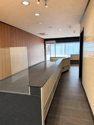 TE KOOP – HEUSDEN. Op een uitstekende locatie in de Tramstraat in Heusden bevindt zich dit handelspand met bijzonder veel potentieel. Het bestaande gebouw omvat momenteel een handelsgelijkvloers met een woongelegenheid op de bovenliggende verdiepingen.<br /><br />De meerwaarde van deze eigendom ligt in de mogelijkheid tot herontwikkeling. De beschikbare plannen en visualisaties tonen een hedendaags nieuwbouwproject met drie ruime appartementen en bijbehorende autostaanplaatsen. Dankzij de gunstige ligging en de combinatie van wonen en commerciële mogelijkheden vormt dit pand een interessante opportuniteit voor investeerders en projectontwikkelaars.<br /><br />EPC: label F – code 0002350592-KNR-1