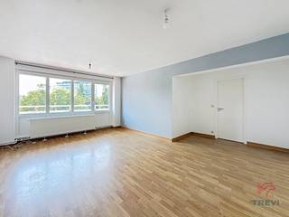 ANDERLECHT – Aurore, close to shops and public transport, a flat of approx. 71 m² on the 2nd floor of a block with a lift. It comprises: entrance hall, bright living room of approx. 27 m² with access to a terrace of approx. 7 m² (west-facing), fitted kitchen (hob, oven, extractor hood, fridge), hallway, WC, 2 bedrooms (approx. 9 m² and approx. 12 m²), bathroom and cellar. All measurements are approximate. Energy Performance Certificate: D, 174 kWh/(m²/year). Service charges: €120/month (cold water and communal areas). Available immediately.