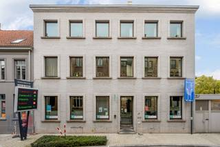 Op een strategische en vlot bereikbare locatie in Brugge bevindt zich dit polyvalent en instapklaar kantoorgebouw met een totale oppervlakte van 1.030 m² dat een combinatie biedt van kantoor-, onthaal- en stockageruimte op een terrein van 830 m².<br /><br />Het kantoorgebouw omvat een ruime onthaalzone, diverse afzonderlijke burelen, meerdere vergaderzalen, een kitchenette, sanitair, technische ruimte, refter en wasruimte. De afwerking bestaat onder meer uit polybetonvloeren, plafondtegels met geïntegreerde verlichting en centrale verwarming; bovendien zijn alle technische keuringen volledig in orde. De gemetste stockageruimte van +/- 120 m² is voorzien van een sectionale poort, toegangsdeur met raampartij en afgewerkt met een polybetonvloer.<br /><br />Het terrein rond het gebouw is grotendeels verhard en biedt plaats aan drie privatieve parkeerplaatsen, beschikt over een recht van doorgang naar het achtergelegen perceel en wordt verrijkt met een binnentuin. Dit veelzijdige gebouw vormt een uitstekende opportuniteit voor bedrijven die op zoek zijn naar een efficiënte, professionele uitvalsbasis in het hart van Brugge of een toplocatie voor reconversie/ontwikkeling. <br /><br />Contacteer PANORAMA B2B voor bijkomende inlichtingen, plannen of een vrijblijvend plaatsbezoek 0476 215 115.