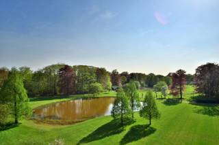 <span>De best georiënteerde penthouse in het unieke parkdomein “Wilaard” vlak bij het centrum van Kapellen. Dit ruime dakappartement omvat een ruime living, ingerichte leefkeuken met zicht op het domein en toegang tot het terras, 2 slaapkamers met elk een dressing, badkamer en balkon, bureel, ruim zuidgericht terras en groot dakterras. Het appartement is als volgt ingedeeld: Centrale inkomhal met trap en lift rechtstreeks toekomt in het appartement. Inkomhal op witte marmeren tegelvloer met vestiairekast en gastentoilet met handenwasser. Hiernaast de ruime en lichte leefruimte op parket, onderverdeeld in een zithoek met open haard , ingemaakte kasten en grote schuiframen naar het terras, en een gezellige tv en leeshoek met prachtige bibliotheekkasten. Naast de leefruimte bevindt zich de volledig ingerichte leefkeuken (vernieuwd in 2024) voorzien met ontbijthoek die directe toegang geeft tot het zonnige, grote terras met veel privacy dat toch een prachtig uitzicht biedt over heel het domein. Berging in de keuken, alsook aansluitende ruime bijkeuken en wasplaats met zeer veel kastruimte. De nachthal geeft uit op de Masterbedroom bestaande uit een dressing, grote slaapkamer op parket met ingemaakte kasten en een badkamer in wit marmer met ligbad, douche, dubbele lavabo en toilet. Tweede slaapkamer met aansluitend dressing en badkamer in wit marmer voorzien van ligbad, douche, dubbele lavabo en toilet. Verder nog een aparte wasplaats en een bergkast. Via de vernieuwde eiken houten trap bereiken we de verdieping, bestaande uit een derde slaapkamer, die toegang geeft tot het gigantische dakterras. Bij het appartement horen bovendien twee garages en een ruime kelderberging</span>
