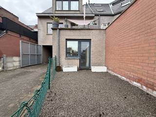 Recent, energiezuinig gelijkvloersapp (1 grote slpk ca. 14m²) met terras en autostaanplaats. EPC 192Zeer centraal gelegen, op wandelafstand van...