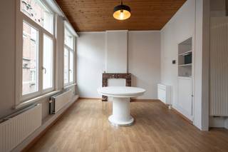 <p><b>Instapklare gerenoveerde woning met 3 slaapkamers en ruim terras in Mechelen</b></p>
<p>In een rustige straat vlak bij de jachthaven vind je deze verrassend ruime en net gerenoveerde woning (+/- 165 m²). Op het gelijkvloers kom je binnen via een aparte inkomhal met handige berging voor de wasmachine en droogkast.</p>
<p>Eens op de eerste verdieping valt meteen de lichtrijke leefruimte (25 m²) op. Aansluitend ligt de open keuken, volledig uitgerust met een inductiefornuis, dampkap en ijskast, én een praktische bijkeuken met aansluiting voor een vaatwasser. Verder heb je op deze verdieping een apart toilet en een gezellige veranda die uitgeeft op het grote, open tuinterras.</p>
<p>Op de tweede verdieping bevindt zich de eerste grote slaapkamer (15 m²) op massieve parket, samen met de badkamer die voorzien is van een hoekligbad, inloopdouche, toilet en meubel. De derde verdieping telt nog eens twee volwaardige slaapkamers (15 m² en 10 m²) op laminaat. De woning is erg energiezuinig dankzij de zonnepanelen, hoogrendementsbeglazing en een lucht-lucht warmtepomp (koeling en verwarming). Er is eventueel ook de mogelijkheid om een garage of extra stapelplaats bij te huren voor € 110 per maand.</p>
<p>De huurprijs is € 1.350 per maand en er zijn geen gemeenschappelijke kosten. Beschikbaar vanaf september 2026.</p>
<p>De ligging is ideaal: ontzettend rustig, maar toch met winkels, scholen en openbaar vervoer op wandelafstand én een snelle verbinding naar de E19. Door de slimme indeling is deze woning ook heel geschikt voor co-housing.</p>
