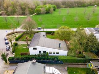<p><span>This exceptionally located villa combines space, light and versatility with a unique character. An ideal opportunity for those looking for a property with charisma and potential.</span></p><p><span>Through the impressive entrance hall with high windows you are welcomed into the house and have immediate access to both the living and sleeping areas. The generous living space of no less than 72.5 m² forms the heart of the house and offers numerous layout possibilities: a cozy sitting area around the fireplace, a dining area adjacent to the kitchen and a separate area that can serve perfectly as an office or formal dining area.</span></p><p><span>The renovated kitchen (12 m²) is fully equipped and practical. Thanks to its clever layout, it can be easily integrated into the living space for those who want an open concept, without major renovations.</span></p><p><span>From the living space you reach the terrace and the sunny garden, which offers a beautiful view of the green domain of Domein Drie Fonteinen. Here you can quietly enjoy the sun from noon until evening.</span></p><p><span>On the ground floor there is also a multipurpose room that can serve as a bedroom, office or practice room. Through this space you reach a charming mezzanine, ideal as a playroom or additional storage space.</span></p><p><span>The split-level layout provides a playful transition to the sleeping area, where there are three bedrooms, including a master bedroom with en-suite bathroom. There is also a separate shower room and toilet. Here, too, a mezzanine offers additional possibilities, completely customizable.</span></p><p><span>The basement with natural light offers even more functionality: a guest toilet, a spacious multipurpose room with separate entrance (perfect as a waiting room or practice room), a laundry room, a storage cellar and a large garage for two cars.</span></p><p><span>Finally, the location is an absolute asset: near public transportation, major approach roads and highways, making this property perfect for both young and older families.</span></p>