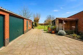 Op een landelijke ligging nabij het natuurgebied Vloethemveld en op korte afstand van het centrum van Zedelgem bevindt zich deze halfopen bebouwing op een ruim perceel van maar liefst 2.233 m². De woning werd gebouwd in 1962 en biedt tal van mogelijkheden voor wie op zoek is naar ruimte, rust en een groene omgeving.<br />Via de inkomhal bereikt u de leefruimte met zithoek en eetplaats, waar grote raampartijen zorgen voor een aangename lichtinval en zicht op de tuin. Aansluitend bevindt zich de ingerichte keuken met toegang tot de ruime veranda, die een mooi verlengstuk vormt van de leefruimte. Verder beschikt het gelijkvloers over diverse praktische bergruimtes, een kelder, een stookplaats en een garage met extra opslagmogelijkheden.<br />Op de eerste verdieping bevinden zich drie slaapkamers en een badkamer. De zolderverdieping biedt bijkomende ruimte met een zolderkamer en een extra zolderruimte, wat mogelijkheden geeft voor uitbreiding of hobbyruimte.<br />De woning beschikt over een grote zuidwest gerichte zij- en achtertuin waar u in alle rust kan genieten van het landelijke karakter van de omgeving. Daarnaast zijn er meerdere bijgebouwen, een garage, carport en ruime oprit aanwezig.<br />Een eigendom met veel potentieel op een uitzonderlijk diep perceel, ideaal voor wie landelijk wil wonen met het centrum en voorzieningen toch vlakbij.<br />Neem voorsprong met een vrijblijvende en gratis schatting van uw eigendom via:<br />www.residentievastgoed.be/gratisonlineschatten.