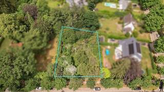<strong>Een bouwgrond met een frontbreedte van 30 meter, en een totaal oppervlakte van ca. 1.248 m².<br /></strong><br /><strong>Gelegen in de villawijk van 't Vriesdonk, nabij scholen, winkels en belangrijke verbindingswegen.</strong><br /><br /><strong>Bouwvoorschriften:</strong><br />- bestemd voor open bebouwing, een vrijstaand eengezinshuis<br />- bouwplaats: plaatsing binnen de voorziene bouwstrook<br />- zijgevel: minimum 5m afstand van de zijgrenzen<br />- voorgevel: minimum 8m en maximum 2/3e van de perceel breedte<br />- bouwdiepte: minimum 8m en maximum 20m<br />- bouwhoogte: tot de bovenkant kroonlijst: maximum 7m<br />- dakvorm: schuin dak, op uitbouw mag een plat dak<br />- bergplaatsen: 3% van de perceel oppervlakte, en maximum 3m hoogte<br /><br />Bouwvoorschriften zijn voorhanden, de grond ligt in een BPA.
