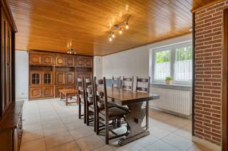 In een bijzonder rustige, groene woonomgeving in Marke ...<br /><br />Dankzij de praktische indeling, de ruime garage en de aangename buitenruimte is dit de ideale woning voor wie comfortabel en zorgeloos gelijkvloers wil wonen.<br />Bij het binnenkomen wordt u verwelkomd in de leefruimte met eet- en zithoek. De grote raampartijen zorgen voor een aangename lichtinval en creëren een warme huiselijke sfeer. Aansluitend bevindt zich de functionele keuken met ontbijthoek, die tal van mogelijkheden biedt om verder naar eigen smaak te moderniseren.<br />De woning beschikt over 3 slaapkamers, een verzorgde badkamer met douche en lavabo en een apart toilet.<br />Buiten geniet u van een onderhoudsvriendelijke binnenkoer met aansluitende bergruimte en een ruime garage met elektrische sectionaalpoort. Via een poortje bereikt u achteraan nog een extra terrasje, gelegen aan de achterzijde van de slaapkamer achteraan. Deze bijkomende buitenruimte zorgt voor extra licht, lucht en privacy en vormt een aangename plek om rustig te genieten.<br />Dankzij de rustige ligging en de groene omgeving woont u hier in alle sereniteit, terwijl winkels, scholen, openbaar vervoer en verbindingswegen vlot bereikbaar blijven.<br /><br />Ook op technisch vlak scoort deze woning goed:<br />Dak vernieuwd én geïsoleerd in 2017<br />Hoogrendementsglas aanwezig<br />Centrale verwarming op aardgas<br />Condensatieketel<br />Elektrische sectionaalpoort<br />EPC 285 kWh/m²jaar — geen renovatieplicht<br /><br />Met haar degelijke structuur, praktische indeling en rustige ligging biedt deze woning de perfecte basis voor wie op zoek is naar comfortabel wonen zonder trappen. En dit alles op een toplocatie in Marke en op een boogscheut van Kortrijk!