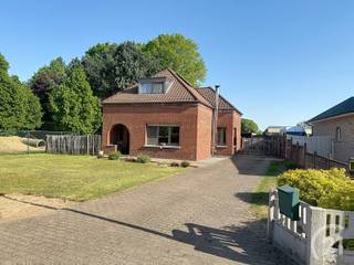 Instapklare woning in een doodlopende straat in het centrum van Morkhoven te koop!<br /><br />Je komt de woning binnen in de ruime inkomhal. Vervolgens kom je in de lichtrijke leefruimte met houtkachel. Vervolgens heb je nog een eetkamer/bijkeuken, een keuken en een badkamer. Naast de leefruimte heb je nog een ruime veranda.<br />Op de eerste verdieping kan je 2 ruime slaapkamers en een kleinere kamer.<br />Verder is er nog een kelder die ideaal is voor stockage.<br /><br />Deze woning heeft alreeds wat renovatiewerken gekregen zoals conforme elektriciteit, nieuwe ramen, nieuw dak, zonnepanelen, ...<br /><br />De prachtige tuin is volledig aangelegd en zeer aangenaam om hier te vertoeven. Ook de bijgebouwen geven extra mogelijkheden voor stockage/werkruimte/praktijk/...<br /><br />EPC: 790 UC: 20250331-0003566474-RES-1<br /><br />Renovatieverplichting<br /><br />Asbestveilig !!!<br /><br />Wil je deze woning bezoeken bel dan 016/90 10 21 of mail info@future-home.be.<br /><br />Wens je een gratis schatting? Vergeet dan zeker geen contact met ons op te nemen!!!<br /><br /><br /><br />Woongebied, Geen vergunning, Geen verkavelingsvergunning, Geen dagvaarding, Geen voorkooprecht