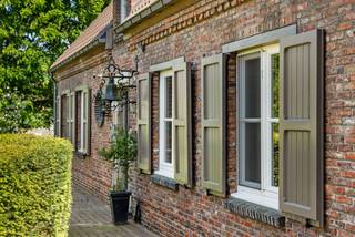 Cette villa spacieuse, initialement construite en 1970 et rénovée en 2021, est située dans une rue calme à sens unique au cœur de Kontich. Grâce à...
