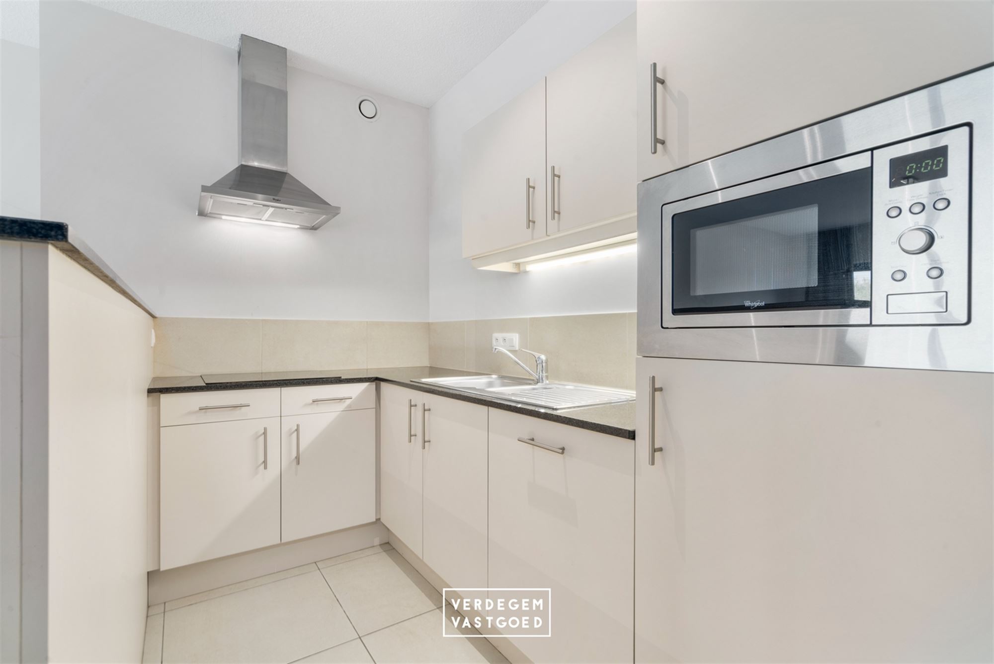 Gelijkvloers service-appartement met autostaanplaats - foto 3