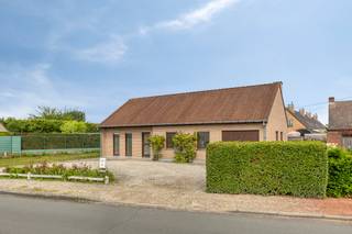 Kom en ontdek deze woning tijdens de Pre-sale donderdag 25/06 van 17u tot 18u, maak nu je afspraak! Alleenstaande gelijkvloerse woning met aangename tuin te koop in Desselgem. De woning bevindt zich op een mooi perceel van ca. 621m² en biedt een praktische indeling. Ze beschikt over twee slaapkamers, een aparte bureauruimte of dressing, een ruime en verzorgde tuin, en een garage met automatische poort. Vooraan de woning is bovendien een oprit aanwezig met extra parkeergelegenheid. Het huis geniet een gunstige ligging nabij scholen, winkels en openbaar vervoer.INDELINGInkomhal - gastentoilet - lichtrijke leefruimte - open ingerichte keuken- ruime wasberging - slaapkamer 1- slaapkamer 2 - badkamer ( aparte bureau/dressing - aangename tuin - garage met automatische poort - oprit vooraan met extra parkeergelegenheidALGEMENE INFO- Dubbel glas (houten ramen)- CV op mazout- StadswaterTROEVEN- Ruim perceel- Huis met mogelijkheden- Aangename tuin- Parkeermogelijkheden voor de woning- GelijkvloersInteresse in dit huis te koop in Desselgem? Contacteer onze makelaar voor meer informatie of een bezoek ter plaatse via 056 605 605 of waregem@dewaele.comDe eigendom wordt aangeboden via de Pre-sale formule. Op 25/06/2026 tussen 17:00 en 18:30 kan u de woning op afspraak komen bezichtigen en een bod uitbrengen. De vermelde prijs is een instelprijs. Voor meer info, gelieve contact op te nemen met de dossierverantwoordelijke.Bestuursmaatregelen in het maatregelenregister: nee