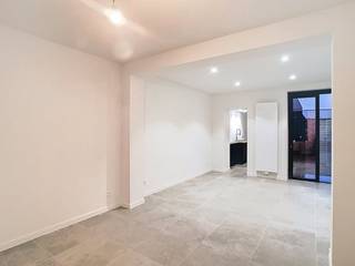 Deze woning is gelegen in de rustige Heilig-Hartstraat, een eenrichtingsstraat in het centrum van Poperinge. Alle winkels, scholen, horeca,... zijn op wandelafstand bereikbaar. Het huis werd van kop tot teen vernieuwd en is voorzien van een energiezuinige en kwalitatieve afwerking. <br />Het gezellig terras met buitenberging en uitweg voor fietsen is een extra troef. Parkeren kan op de openbare parking van het zwembad aan de achterkant.<br /><br />Indeling:<br /><br />* Gelijkvloers 0:<br />- inkomhal<br />- apart toilet<br />- lichtrijke leefruimte<br />- volledig ingerichte keuken uitgerust met een kleine tafel, ingebouwde kasten, vaatwasser, frigo, oven, keramische kookplaat met dampkap en microgolf<br />- wasplaats<br />- kleine kelderberging<br /><br />* Buitenniveau:<br />- gezellig oost-gericht terras<br />- buitenberging<br />- achteruitweg voor fietsen<br /><br />* Verdieping +1:<br />- nachthal<br />- 2 slaapkamers<br />- badkamer met inloopdouche, wastafel en linnenkast<br /><br />* Verdieping +2:<br />- slaapkamer met grote ingemaakte kast<br /><br />=> EPC-label B<br />=> Volledig geschilderd en voorzien van lamellen<br />=> Beschikbaar vanaf 1/09/2026