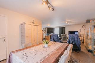 Zoekt u een duplex appartement dat volledig instapklaar is? Zoek dan niet verder!<br />Op het eerste en tweede verdieping van deze unit tref je een mooi afgewerkt en vernieuwd (2012) appartement met twee slaapkamers en maar liefst 121m2 bewoonbare oppervlakte!<br />(exclusief tweede verdiep/zolder)<br /><br />Je kan binnenwandelen via de inkom, of gebruik maken van de elektrische garagepoort om te parkeren op de bijhorende staanplaats achteraan. Hier tref je ook het tuinhuis!<br />Binnen in het appartement is er veel lichtinval door de grote raampartijen richting het terras, en geniet je van een grote eet-leefruimte. Aansluitend heb je de volledig geïnstalleerde keuken met oven, koelkast, vitrokeramisch vuur én een spoelbak. Naast de keuken is nog een handige berging/wasplaats aanwezig. Via de keuken heb je toegang tot het leuke terras.<br /><br />Via een aparte nachthal kom je bij de eerste volwaardige slaapkamer en daarna de grote master bedroom. Hiernaast heb je nog de badkamer met douche en lavabo, en tot slot een apart gastentoilet.<br /><br />Het appartement is asbestvrij, de elektriciteit is conform én je hebt hier een gunstig EPC-B! <br /><br />Ga je een verdieping hoger, dan kom je bij een zolderverdieping dat mits vergunning (reeds verkregen 2012) als derde appartement kan ingericht worden. <br />OF je gebruikt deze als een grote bergzolder! Hier zijn reeds veluxen aanwezig, en de ruimte kan eenvoudig afgewerkt worden tot één geheel van opnieuw 121m2.<br /><br />Deze duplex is voor het ogenblik verhuurd.