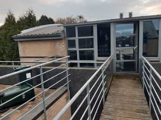 Dit ruim dakappartement is gelegen in het centrum van Nederename, met een prachtig zicht.<br />Twee terrassen.<br />Toegang tot appartement via lift en gaanderij.<br />Ruime living en open keuken, met veel licht en ruimte.<br /><br />Uitstekende prijs-kwaliteit ! <br />[15 euro/maand vaste kosten.]<br /><br />Bijkomend : er bevindt zich een ruime parking op 30 m van deze residentie.